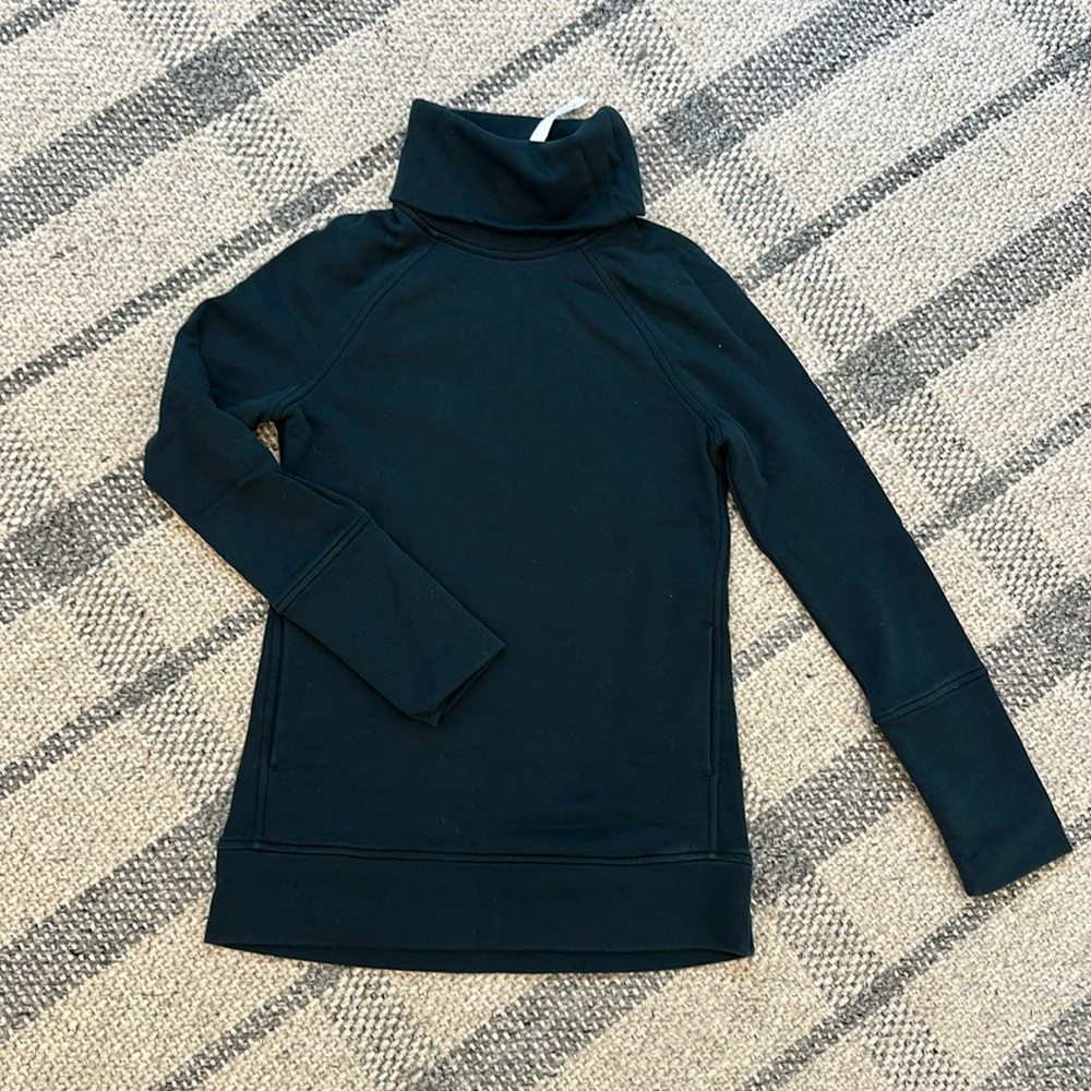 Lululemon size 2 turtle/funnel neck sweatshirt with pockets. Green/blue color.